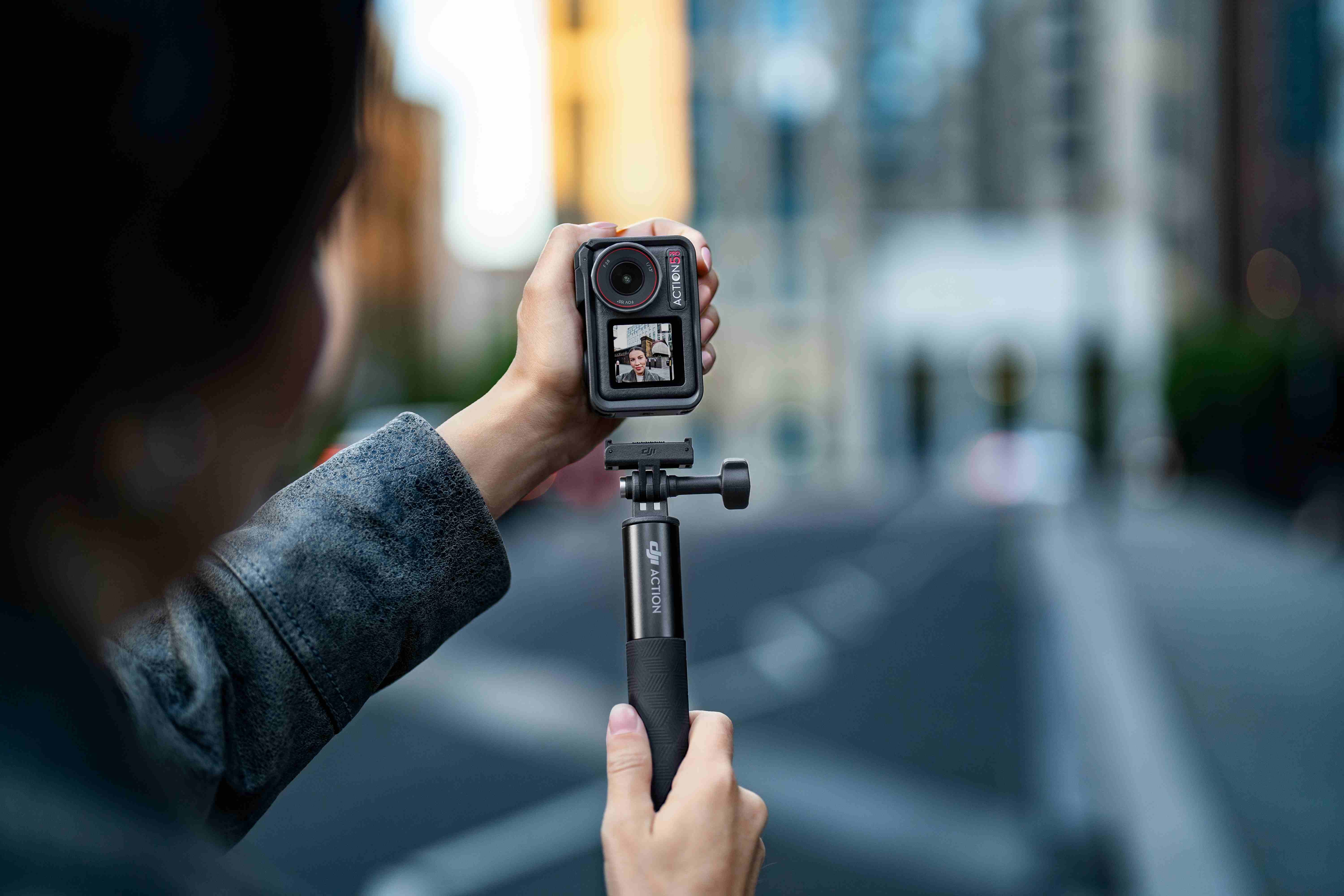 Osmo Action 5 Pro_Vlogging_Quick-Release forInstant Vertical Shooting